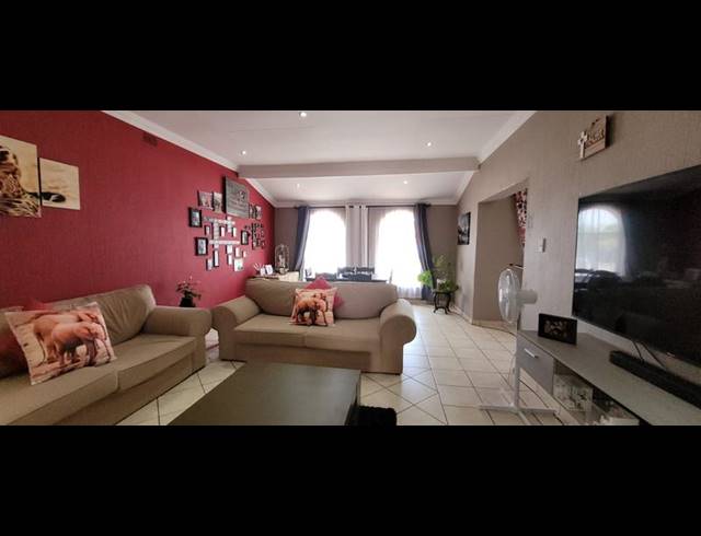 2 BEDROOM TOWNHOUSE FOR SALE IN NEW REDRUTH